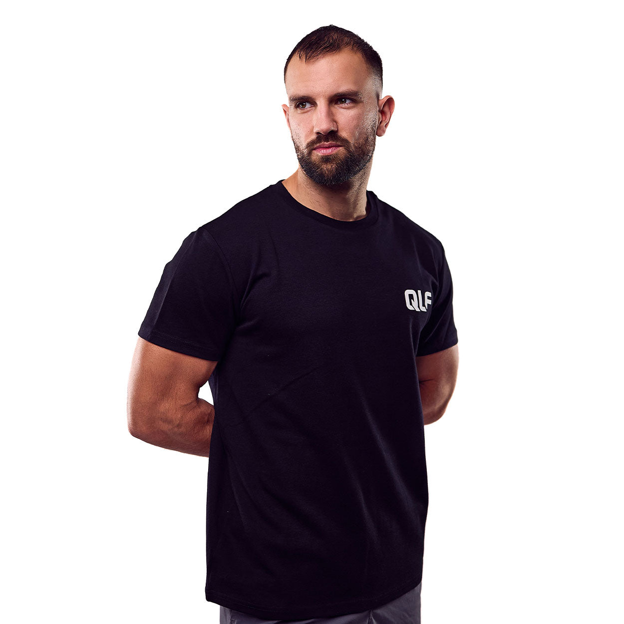 QLF Squad T-Shirt (kleines Logo) in schwarz mit dezentem Quantum Leap Fitness Print, seitliche Frontansicht Galerie 1