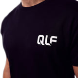 QLF Squad T-Shirt (kleines Logo) in schwarz, Nahaufnahme des dezenten weißen QLF-Logos auf der Brust, Galerieposition 1