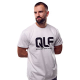 QLF Squad T-Shirt (großes Logo) in weiß mit markantem Quantum Leap Fitness Print, Frontansicht, Galerie 1