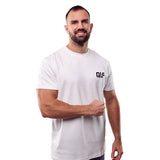 QLF Squad T-Shirt (kleines Logo) in weiß, sportlich sitzend, Modell zeigt rechten Arm, Galerieposition 1