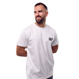 QLF Squad T-Shirt (kleines Logo) in weiß, leicht seitliche Ansicht, sportliche Passform, Galerieposition 1